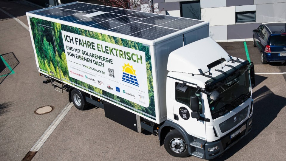 Erster E-Lkw mit Photovoltaik auf deutschen Straßen