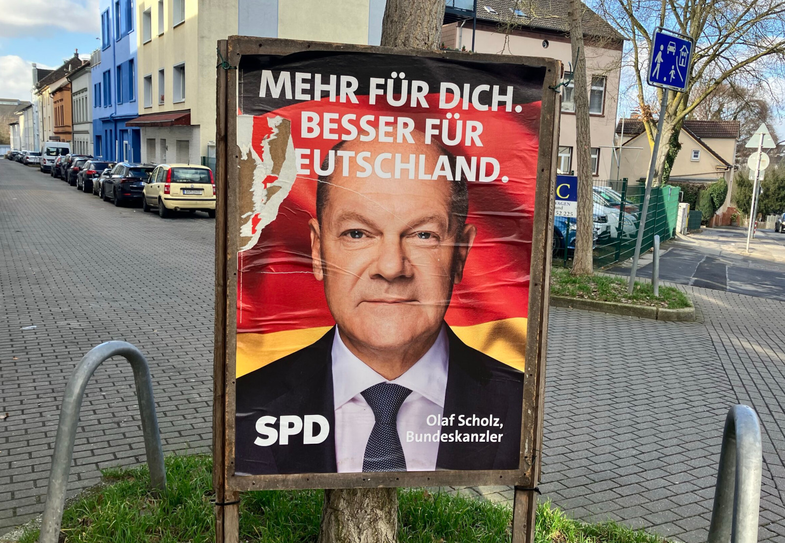 Kanzler Scholz und seine Aktentasche